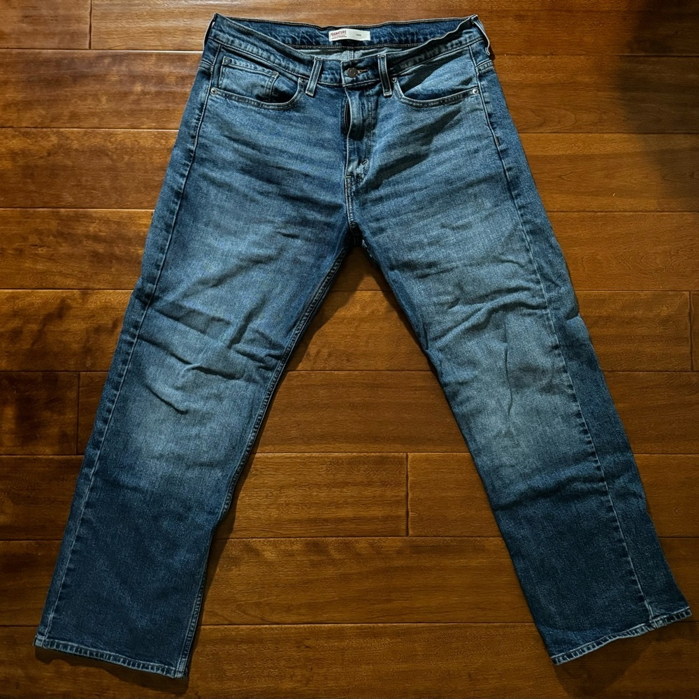 Levi Signature Light Wash Denim Loose Fit 33x30